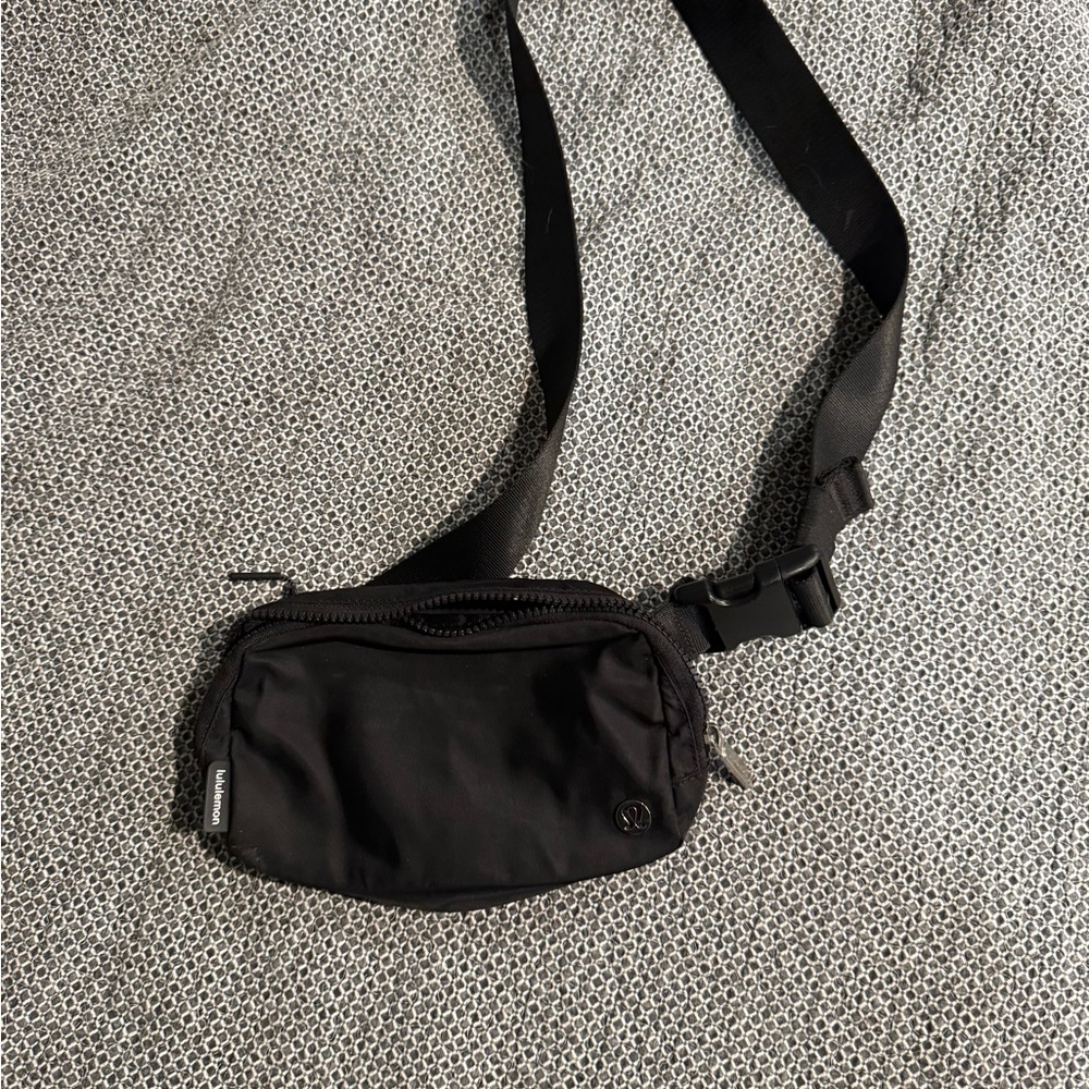 Lululemon Everywhere Black Belt Bag